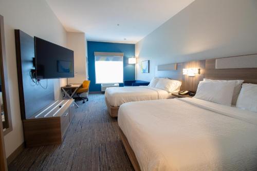 2 queen beds, 1 sofa bed
