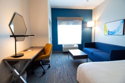 1 king bed, 1 sofa bed