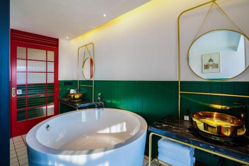 room detail thumbnail 2