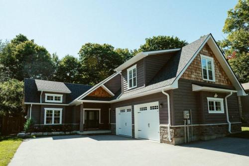 Beach House 5 Star Gem with a Muskoka room and Yoga Studio, Innisfil