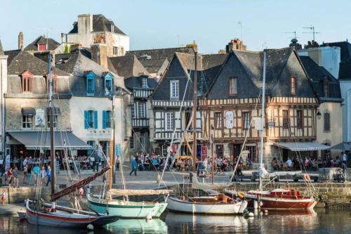 COQUET PETIT SUDIO AVEC TERRASSE ET PISCINE