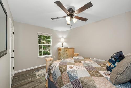 Coyote Cabin at Woodland Retreat at DeSoto beside DeSoto State Park in Fort Payne, USA