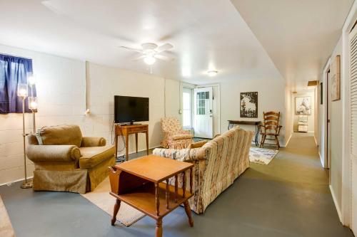 Lexington Apt Rental Near VA Military Institute!