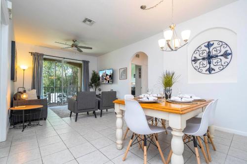 Enchanting Condo - 2 Miles to Disney - 203 thumb 3