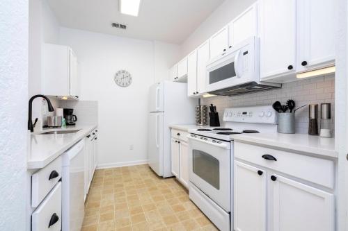 Enchanting Condo - 2 Miles to Disney - 203 thumb 4