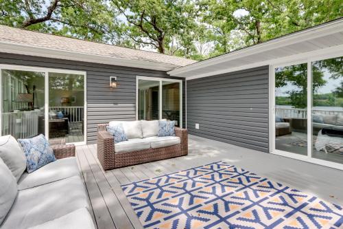 Dock and Sunset Views Lakeside Ozark Retreat! Dock and Sunset Views Lakeside Ozark Retreat!