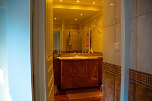 淋浴間, Chambre au Château de St-Pierre-Brouck (Chambre au Chateau de St-Pierre-Brouck) in 聖皮埃爾布魯克