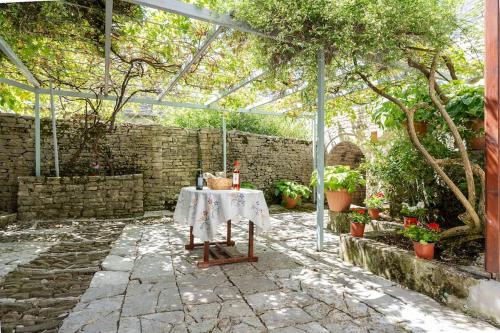 Monodendri Vintage House in 모노덴드리언