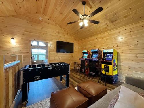 Wildwood Retreat Indoor Pool Hot Tub Game Area