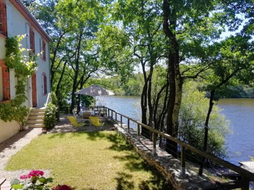 Viesnīcas āriene, La maison au bord du lac in Mareuil-sur-Lay-Dissais