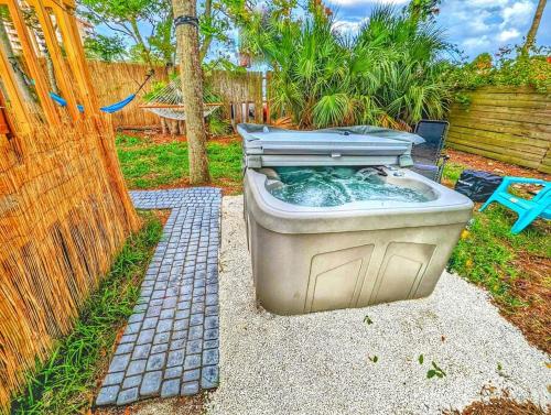 Modern & Comfy Lagoon Oasis - River Views - Parking in Titusville, USA