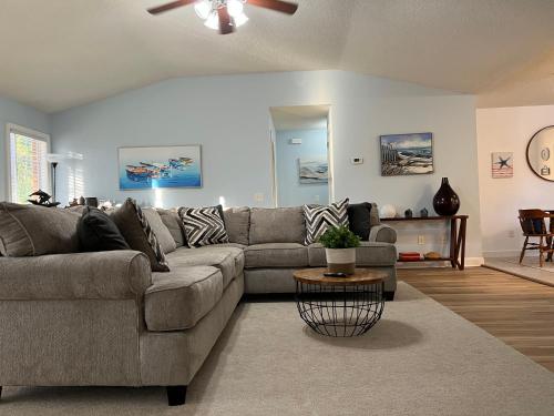 Waterfront Newly Renovated and Decorated 3brs home in Avalon (FL)