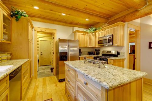 Exquisite McCall Log Cabin - Walk to Payette Lake! - image 14