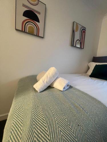 3 Bed - Parking - Smart TV's - Great for Work