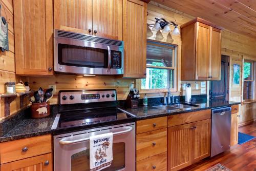 Ellijay Hideaway with Hot Tub, Views and Game Room!