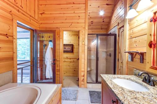 Ellijay Hideaway with Hot Tub, Views and Game Room!