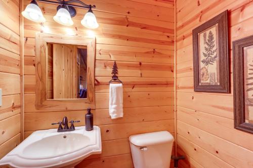 Year-Round Mountain View Hideaway with Deck and Hot Tub - image 11