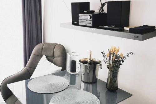 HH 02 by ROCKCHAIR - SUPERHOST Status - Modernes Apartment mit sonnigem Balkon & premium Boxspringbetten in Winterhude - Hamburg Top Geheimtipp in Hamburg, Deutschland
