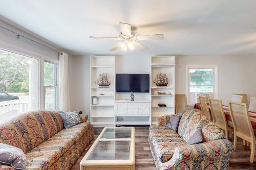 . Steps to Chesapeake Bay! 'Callaway Drive Retreat'