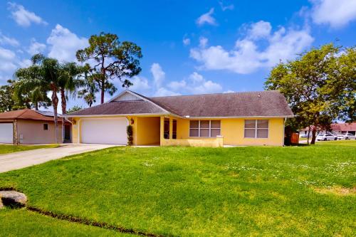 Port St Lucie Escape w/ Yard: 'Glenwood Hideaway' - Port St. Lucie, FL