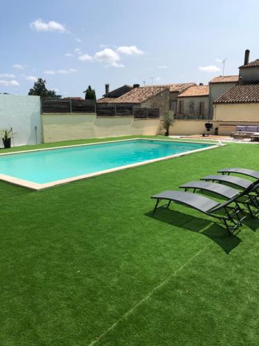 Maison 4 personnes avec grande piscine et jacuzzi in Castillon-la-Bataille