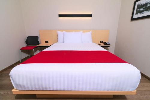 Queen Room image 8
