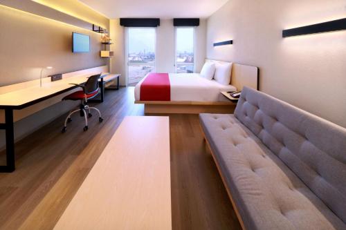 Superior King Room with Sofa Bed image 7