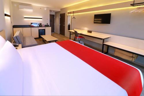 Superior King Room with Sofa Bed image 6