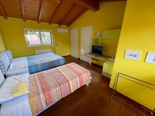  Lussuosa villa vicino alla stazione in Caronno Pertusella