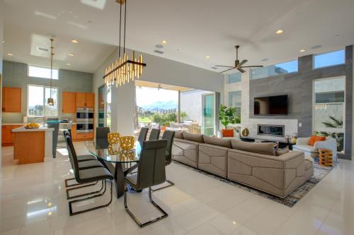 Desert Oasis with Pool and Spa on Golf Course! - image 7