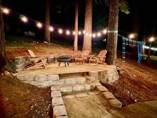 FirePit~Horseshoes~King Bed~Near Lake, Wine, Farms