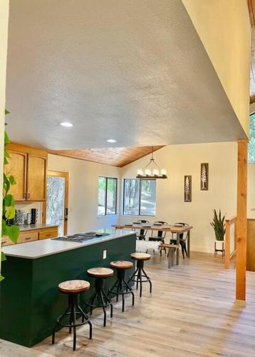 FirePit~Horseshoes~King Bed~Near Lake, Wine, Farms