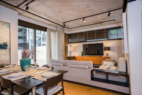Stylish Luxury! Balcony Access to Pool & BBQ area