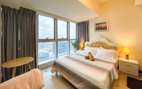 Cityscape View 2BR in Uptown BGC w 200mbps WiFi, Manila
