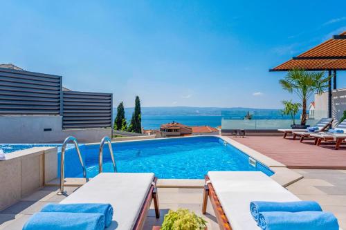 Luxury VILLA BANE, heated private pool and jacuzzi, sandy beach 120m far, 12 pax