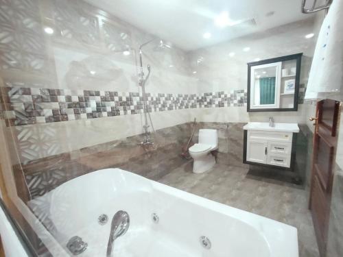 room detail thumbnail 2