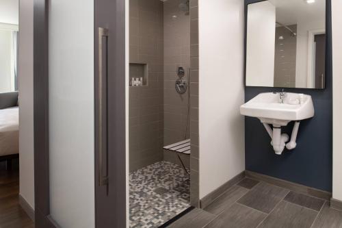 Standard King Room image 10