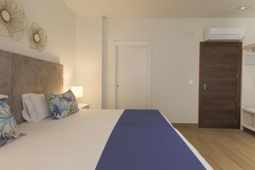 Superior Triple Room image 7