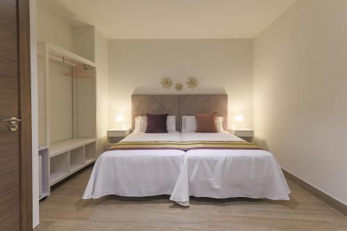 Superior Triple Room image 5