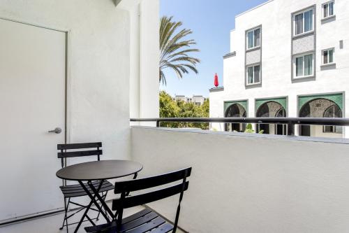 Playa Vista 1br w game lounge nr groceries 405 LAX-1090 in Los Angeles, USA