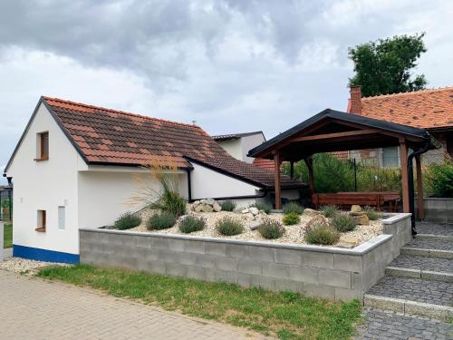 Vinný sklep S&T Výmola (Vinny sklep S&T Vymola) in Mikulcice