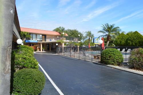 Exterior view, Tarpon Shores Inn in Tarpon Springs (FL)