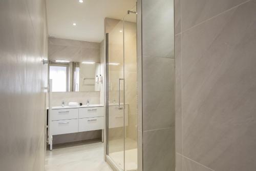 Баня, Appartements French Riviera Confidential Centre Ville Juan les Pins proche des plages in Жуан ле Пен