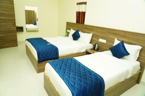 1 queen bed, 1 twin bed, 2 sofa beds
