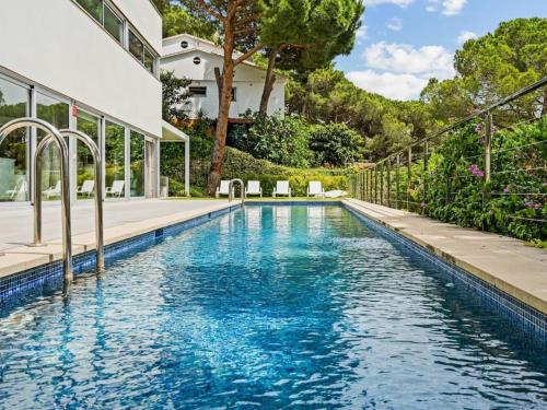 Design villa sea views and lap pool