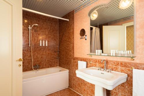 Standard Double or Twin Room image 7
