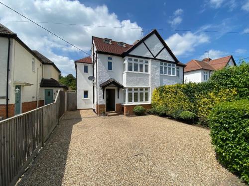 Ascot stunning and modern 4 bedroom town house with 156 sq ft garden office 28
