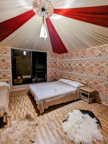 1 queen bed, 2 twin beds
