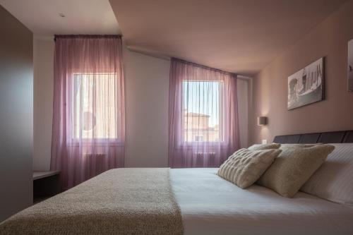 Sant'Aponal Cozy Apartment with Balcony R&R - image 2