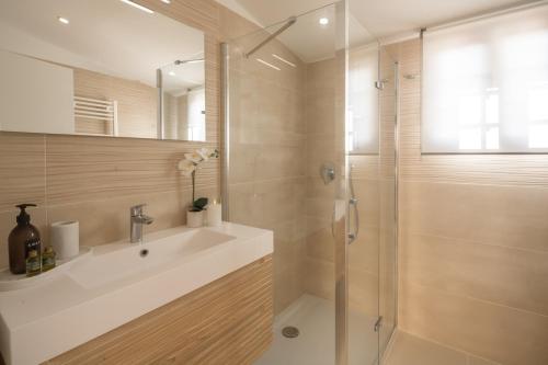 Sant'Aponal Cozy Apartment with Balcony R&R - image 4